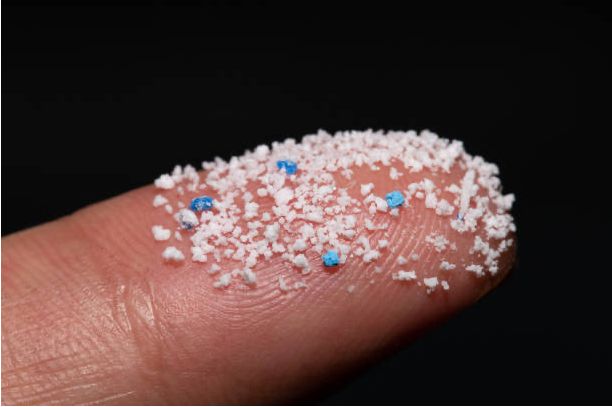 Nueva propuesta de ley en el senado de California para prohibir microplásticos en productos de limpieza y de cuidado personal 